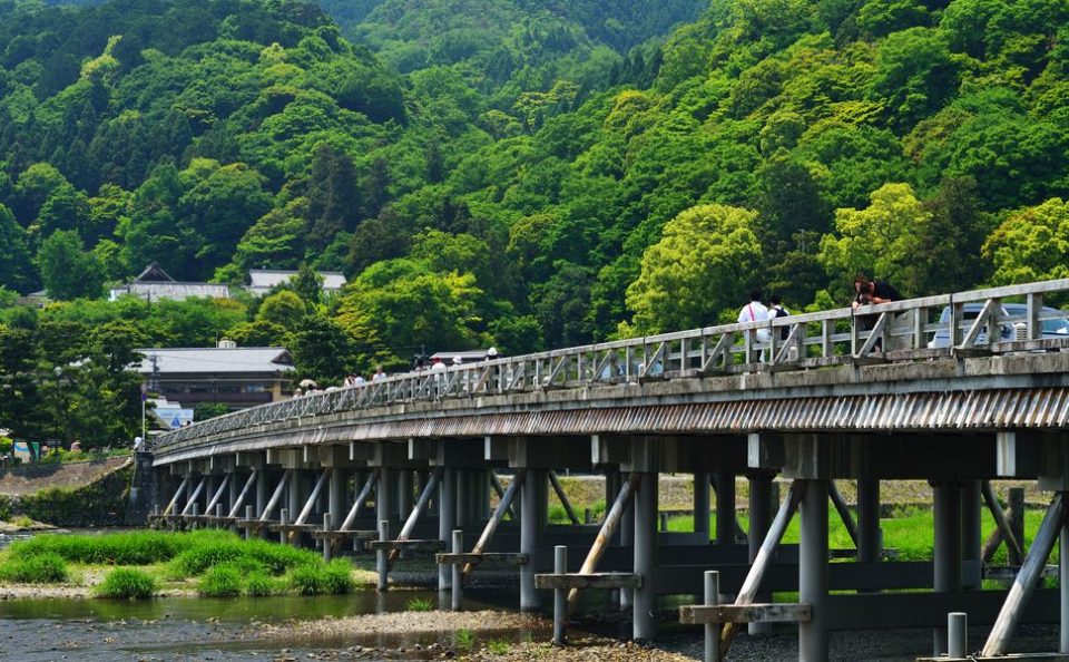 卒業旅行シーズン　紅葉時期でなくても京都屈指の景観「嵐山」